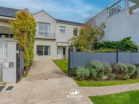 Chalet en el excelente entorno del barrio Playa Grande