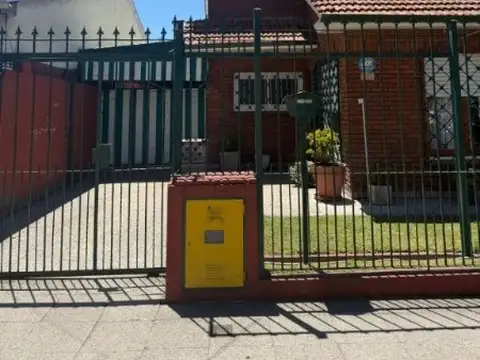Venta Chalet 4 ambientes. Parque, Quincho. Gascón y Chaco