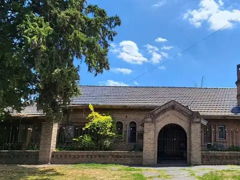 CASA 4 AMBIENTES VENTA VILLA UDAONDO JARDIN GARAGE