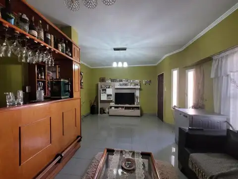 Casa 5 ambientes con 2 baños