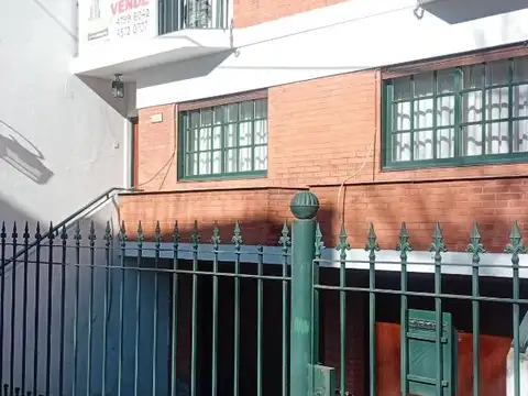 HERMOSA CASA COCHERA¡PARQUE,QUINCHO Y PARRILLA! 216 M2