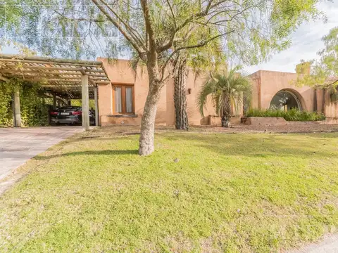 Casa sobre doble lote a la laguna en alquiler amoblado. Santa Clara, Villa Nueva.