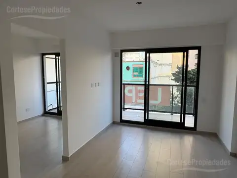 Departamento en alquiler, dos ambientes con balcón, al frente