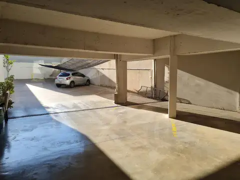 Cochera fija descubierta en edificio con control remoto!
