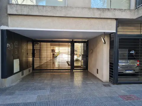 Cochera fija descubierta en edificio con control remoto!