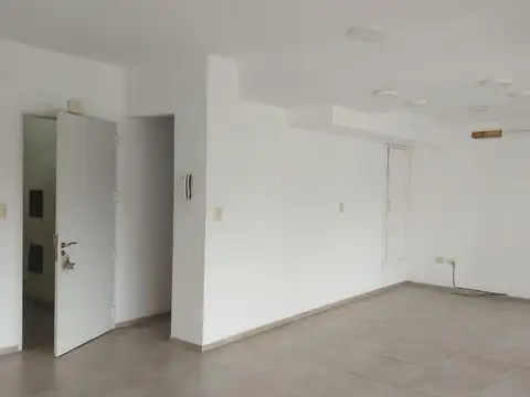 ALQUILER OFICINA SOBRE AVENIDA CON COCHERA 