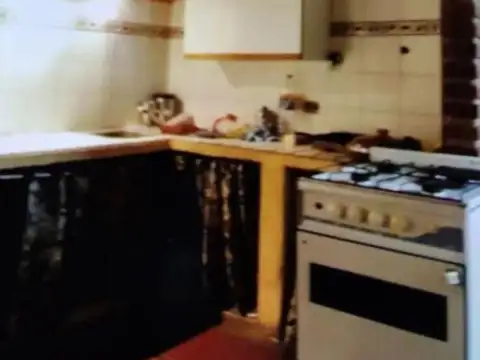 Casa venta - 4 dormitorios 2 baños - 200mts2 totales - Berazategui