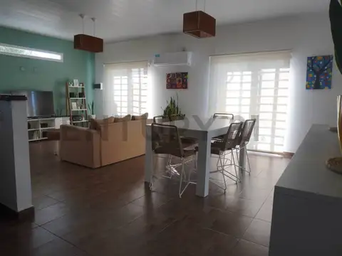 15 esq. 647 Bis Casa en venta P. Sicard . Dos dormitotios, parque y pileta