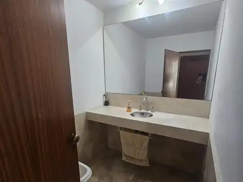 Bv. Rondeau  al 1400, excelente casa desarrollada  en 2 plantas, 4 dormitorios.