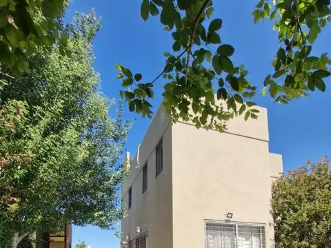 Casa en Alquiler con 2 cocheras