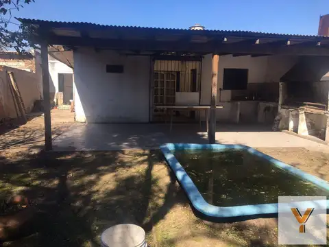 Casa en venta - 4 Dormitorios 3 Baños - 302Mts2 - Merlo