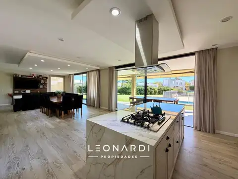 Casa en Alquiler con 2 cocheras