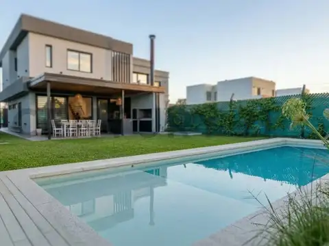 Casa de 4 dormitorios ubicada en el Barrio Altos de Lacroze, calle 488 y 134 de Joaquín Gorina. Esta