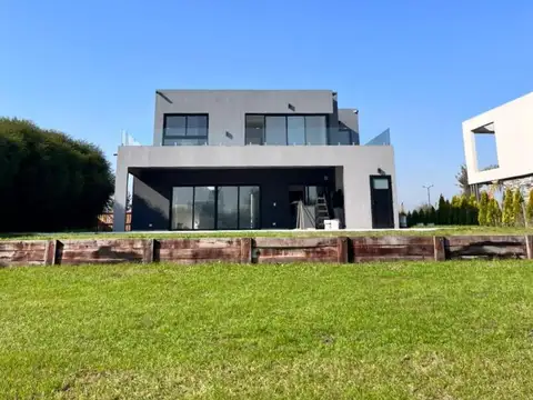 Excelente Casa moderna y super luminosa 5 Amb  4 años pileta