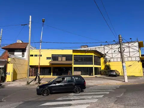 Local con deposito en inmejorable ubicación en Esquina.