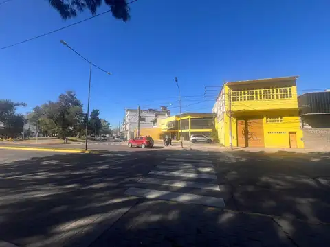Local con deposito en inmejorable ubicación en Esquina.