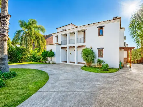 Casa en venta de 4 dormitorios en Barrio cerrado San Marino, Funes Hills.