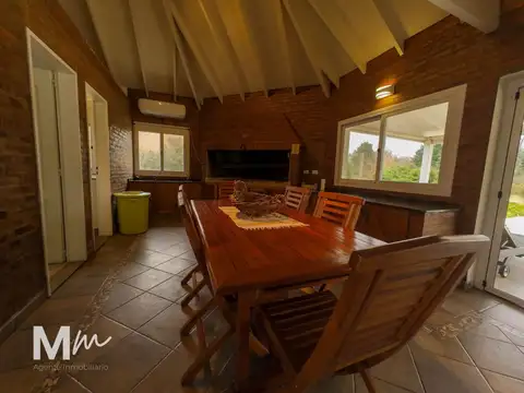 Casa 4 ambientes con 2 baños
