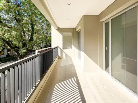 Departamento de 3 Ambientes, Con Balcón y Cochera en San Isidro