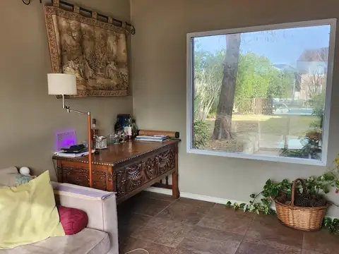 Casa en Alquiler con 3 cocheras