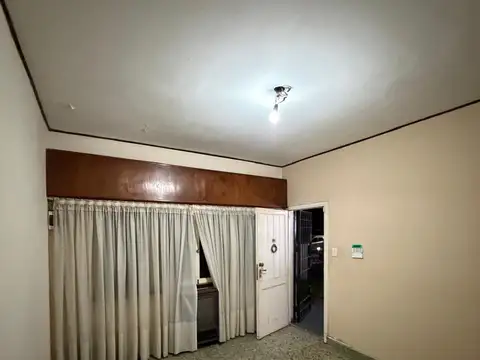 VENTA – Chalet de 4 ambientes con cocheras, jardín y quincho – Morón