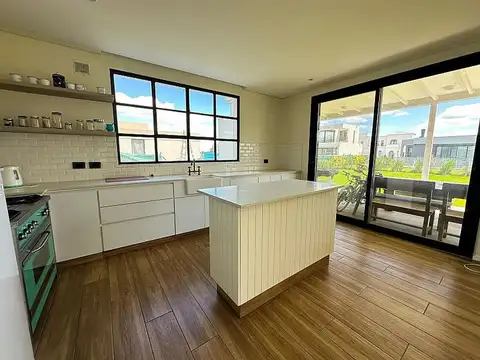 Casa 4 ambientes con 2 baños