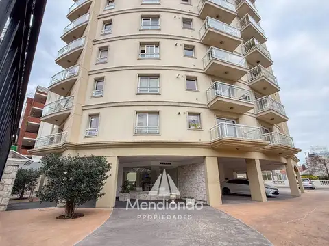 Depto 3 amb. al frente con balcón. Cochera cub. y baulera en Zona Centro