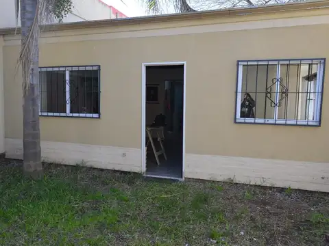 VENTA LOCAL QUILMES 160 mts construidos 13 mts de frente 597 usd