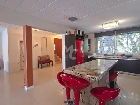 Casa 5 ambientes con 3 baños