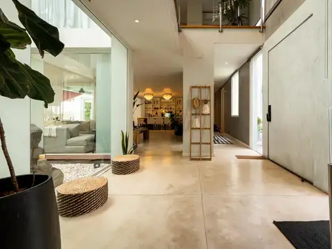 Casa en Venta con 6 cocheras
