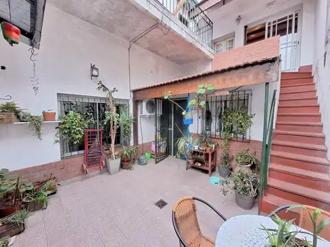 CASA 4 1/2 AMBIENTES VENTA FLORES ENTRADA AUTO