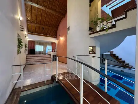 ESPECT CASA EN COCHABAMBA AL 2700 - GARAGE P/2 AUTOS ESPECT PISCINA CLIMATIZADA JARDIN PTIO QUINCHO