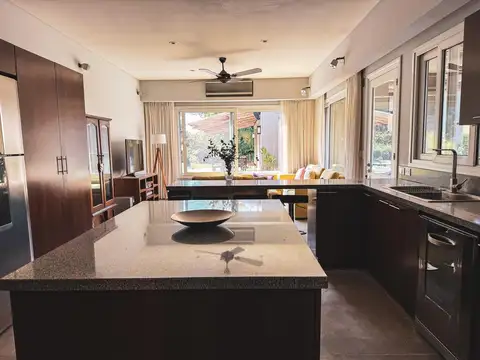 Casa 6 ambientes con 5 baños