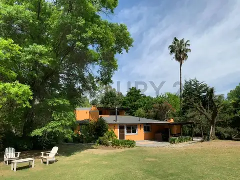 ESPECTACULAR CASA EN VENTA EN PILAR ESTILO CAMPO CON DETALLES DE CATEGORIA