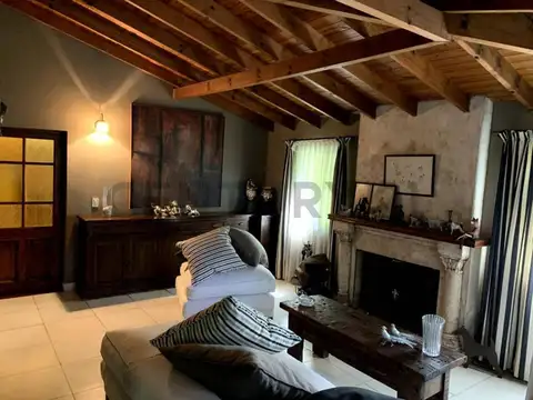 ESPECTACULAR CASA EN VENTA EN PILAR ESTILO CAMPO CON DETALLES DE CATEGORIA