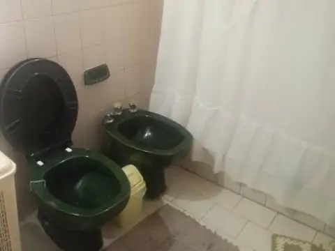 CASA DE 2 DORMITORIOS CON GARAGE Y PATIO CON VERDE ALBERDI  OESTE