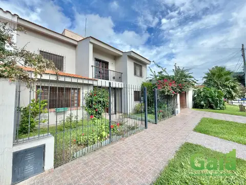 Casa 6 ambientes con 4 baños