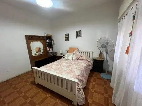 VENTA CASA CON PATIO JARDIN Y COCHERA