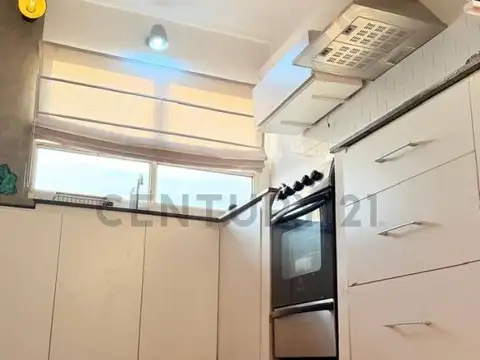 Departamento de dos dormitorios con cochera, reciclado