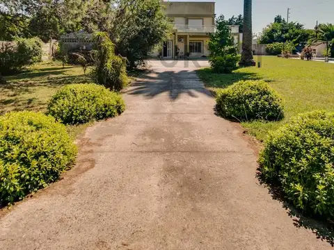 casa quinta en venta en La Plata con lote de 2200m2