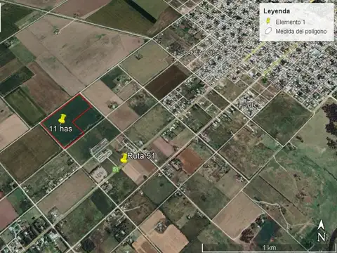 10 has acceso asfaltado y luz en frente.