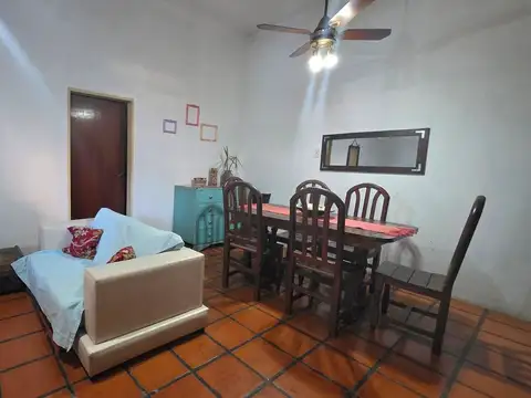SE VENDE CASA DE DOS DORMITORIOS Y COCHERA Z. AVDA