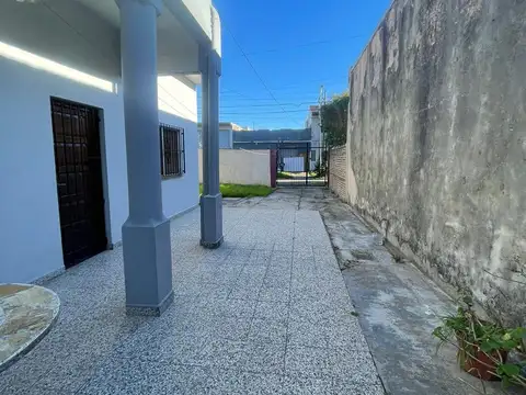 Casa en  venta de 3 ambientes  con lote 8,66 x 43 -Wilde