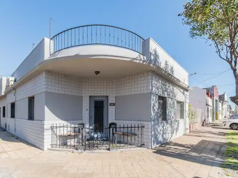 CASA - MUY BUEN ESTADO - CON TERRAZA. 4 AMBIENTES. LOTE PROPIO. AVELLANEDA