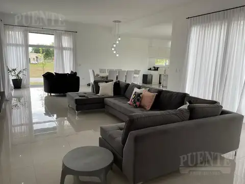 Casa 5 ambientes con 4 baños