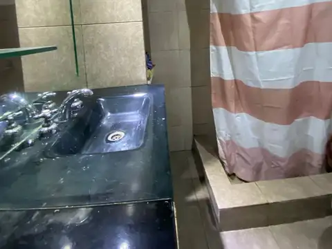 CASA EN VENTA 3 DORMITORIOS. PATIO. COCHERA