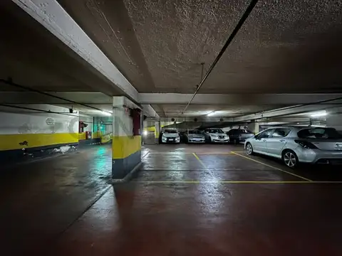 VENTA COCHERA BARRIO NORTE - MOTO -