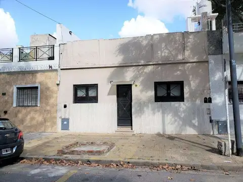 hermos CASA, lote propio de 8.45x9.36 - 525m2 vendibles- excelente estado de160M2 c/ patio y terraza