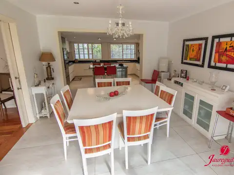 Casa en Venta con 4 cocheras