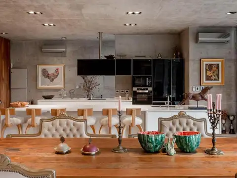 Casa en Alquiler con 2 cocheras